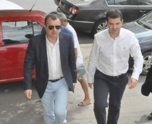 Circ la Delegaţia Permanentă: Constantin a părăsit sala, Tăriceanu acuză că a fost şantajat
